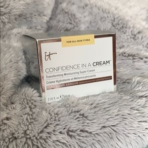 IT moisturizing cream “Confidence in a cream”.